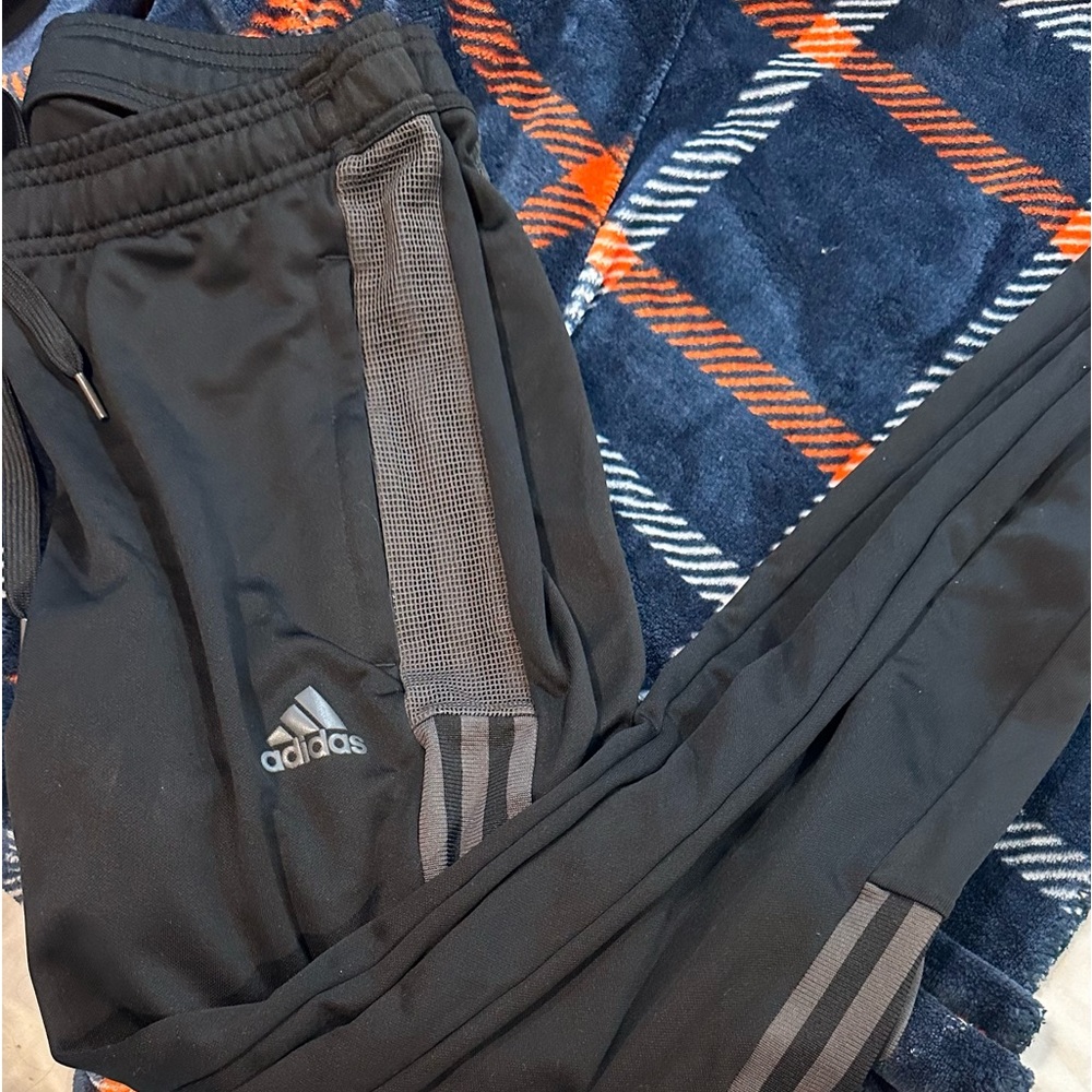 Adidas’s pants, color black, size small pretty good condition